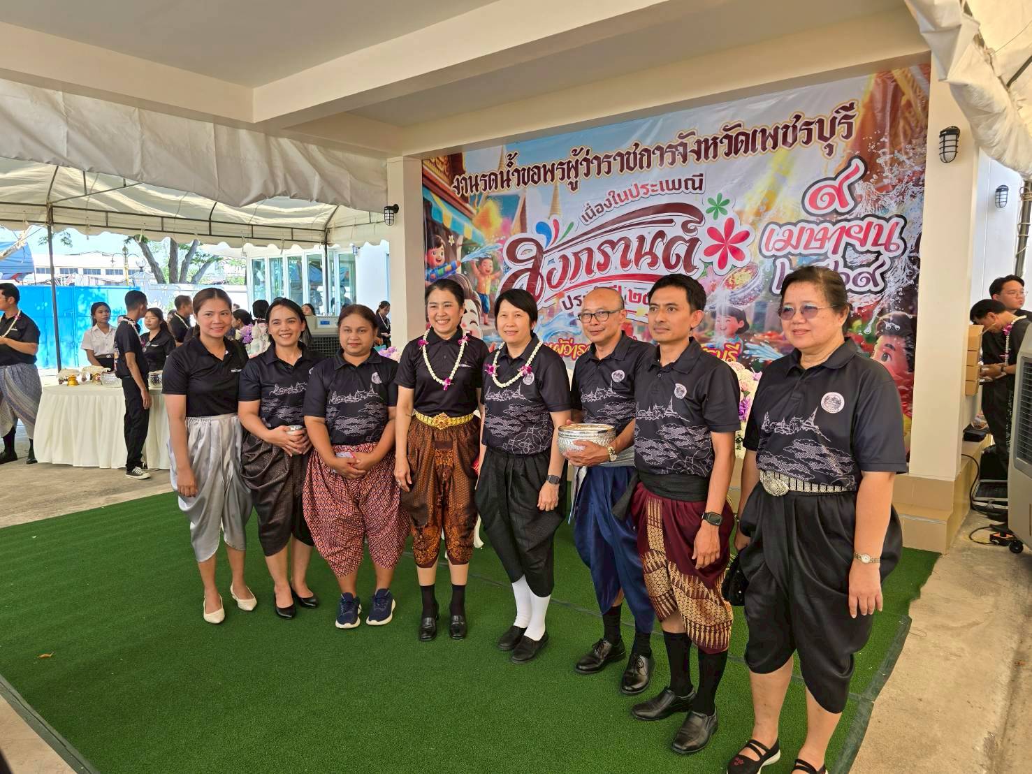 title - ปฏิรูปที่ดินจังหวัดเพชรบุรี พร้อมด้วยเจ้าหน้าที่ ส.ป.ก.เพชรบุรี ร่วมพิธีรดน้ำขอพรผู้บริหารจังหวัด เพื่อเสริมความเป็นสิริมงคลเนื่องในโอกาสต้อนรับปีใหม่ไทย 2569 และเพื่ออนุรักษ์และสืบสานประเพณีสงกรานต์อันดีงามของไทย